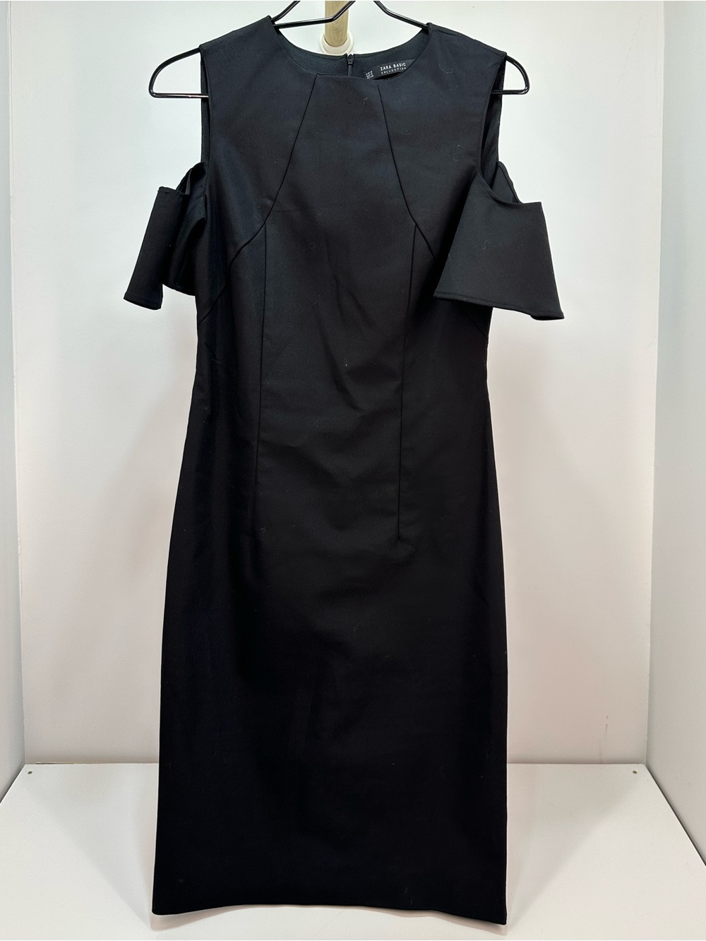 Zara Basic Women’s Black Solid Sheath Cold Shoulder Round Neck Knee M D110